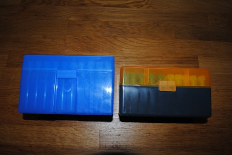 Vendo cajas con tubos monodosis para con 50 tubos de plastico con tapones en dos colores y capacidad de 00