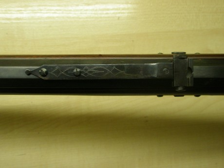 Hola
 ha caído en mis manos un rifle Plainsman e Pedersoli
Pero no tiene  ni punto ni alza. Y creo que 70