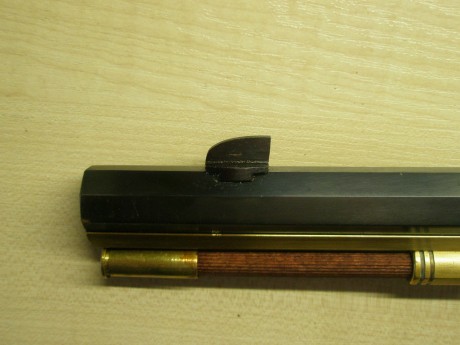 Hola
 ha caído en mis manos un rifle Plainsman e Pedersoli
Pero no tiene  ni punto ni alza. Y creo que 81