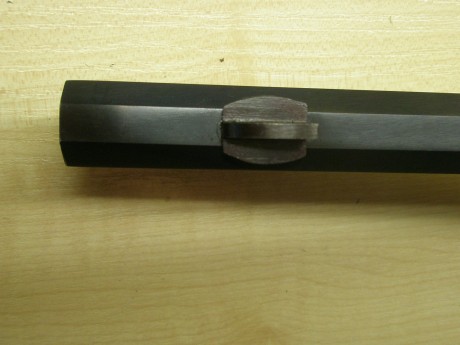 Hola
 ha caído en mis manos un rifle Plainsman e Pedersoli
Pero no tiene  ni punto ni alza. Y creo que 80