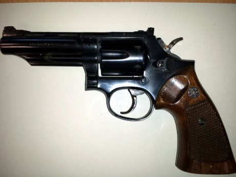 Vendo revolver, buen estado, pavón impecable, precio 150 euros,  guiado en A. 01