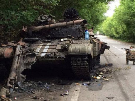 Vídeo:

Vemos varios carros y diferente material totalmente destrozado, quemado y sin torres (los carros) 41