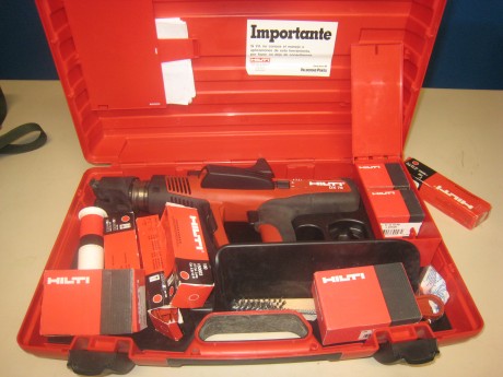 Vendo esta pistola  clavadora para vigas de acero y hormigón marca HILTI modelo DX 76
practicamente nueva,ha 00