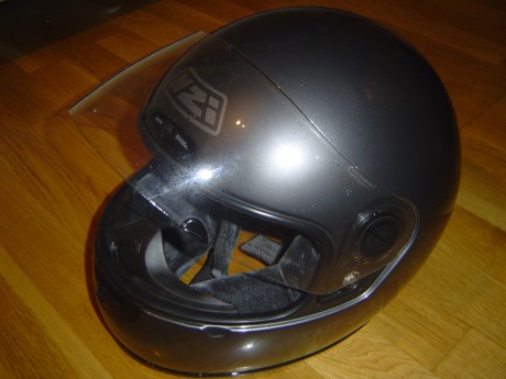 Hola, vendo este casco de moto NZI amstrog-600 apenas tiene 3 meses y lo vendo porque lo compre por internet 02