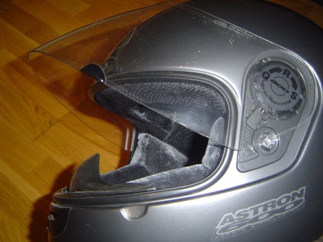 Hola, vendo este casco de moto NZI amstrog-600 apenas tiene 3 meses y lo vendo porque lo compre por internet 00