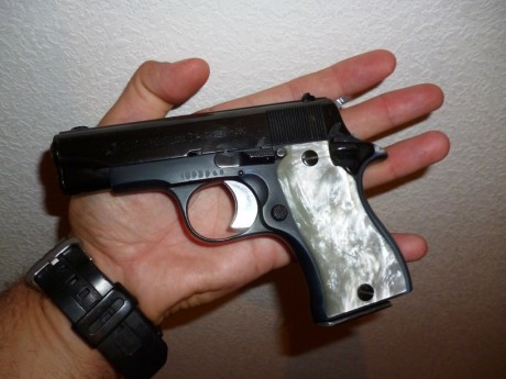 Se vende STAR DK 9 m.m. corto. Restaurada con cachas de nacar y cromo negro.
Precio 100 euros. Se encuentra 90