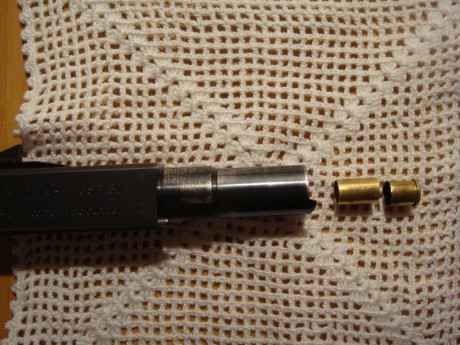 Esta semana se me han roto dos vainas del .32S&W Long. Una con una fisura longitudinal, la otra se 31