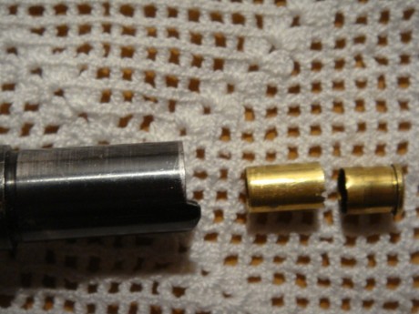Esta semana se me han roto dos vainas del .32S&W Long. Una con una fisura longitudinal, la otra se 30