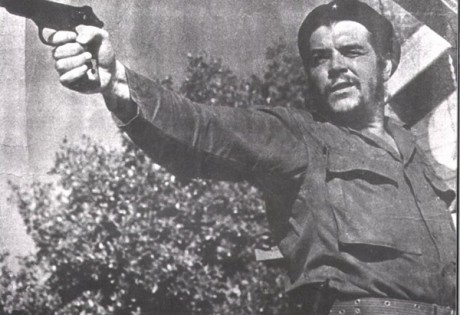 Fueron expertos? en una ocasión escuché que prefería el Che la carabina M1 americana al AK...  Y la pistola, 10