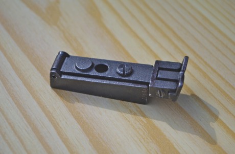 Vendo alza para rifle, regulación lateral y vertical por tornillos. 
Lleva cola de milano (8,7 mm de base) 01