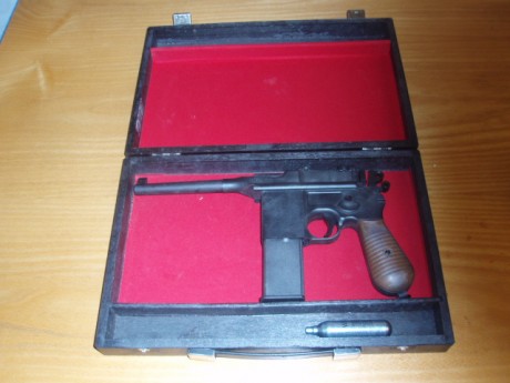 Hola,

Pocas armas me despiertan una atracción casi atávica com esta pistola. Cuando, acertademante, Umarex 01