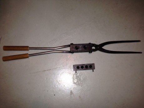 Cambio 3 moldes hechos artesanalmente para fabricar plomos de pescar. Tienen mango de madera para no quemarse 02