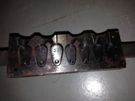 Cambio 3 moldes hechos artesanalmente para fabricar plomos de pescar. Tienen mango de madera para no quemarse 01