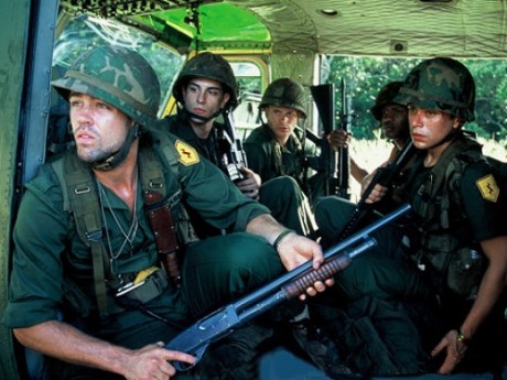 Compañeros,

En vista de las ganas de algunos (Elcafe, Wilcow, Vrakk, etc) por adivinar armas de películas 80