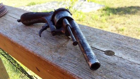 Hola compañeros.

Vendo este revolver Lefaucheux original del Calibre 45 de 1856, mecaniza y gira el tambor 00