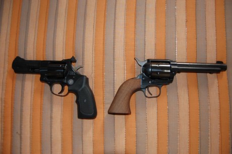 Tras mucho buscar por el Goolgle acerca de la velocidad de salida del revolver Bacs ME cañón corto,no 31
