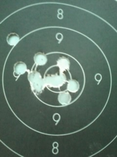 Esta mañana he estado tirando con la pistola (rochatte)  a una diana reciclada los trece tiros de rigor 60