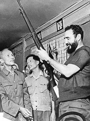 Fueron expertos? en una ocasión escuché que prefería el Che la carabina M1 americana al AK...  Y la pistola, 100