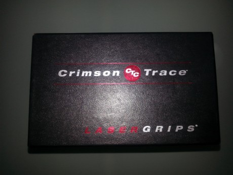 Se vende este espectacular láser grip, del fabricante CRIMSON TRACE, especialmente diseñado para revólver 10