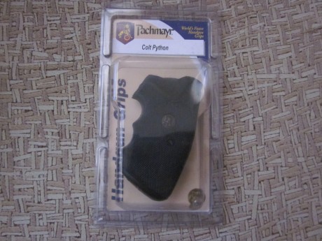 Hola.
Pongo a la venta, esta empuñadura para el revolver Colt Python
como se puede ver, está nueva y metida 00