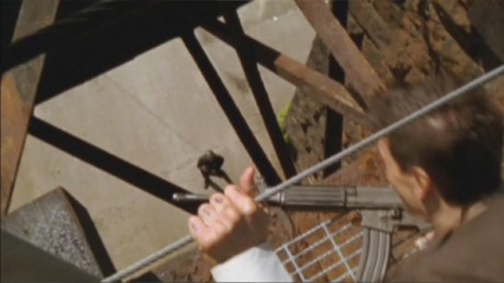 Compañeros,

En vista de las ganas de algunos (Elcafe, Wilcow, Vrakk, etc) por adivinar armas de películas 30