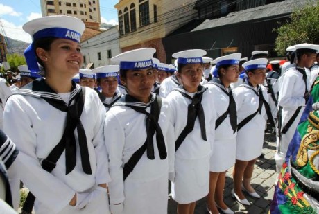 Hola estas marineras pertenecen a la Armada de Bolivia ( que no tiene salida al mar) como se puede observar 00