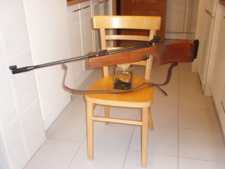 Hola,

Una excepcional carabina clásica de competición. Arma en un estado excelente, donde se nota el 00
