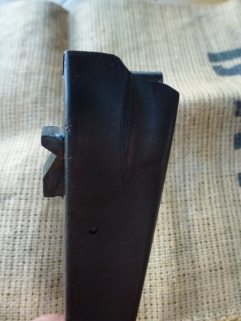 Hola.
Vendo cargador del subfusil croata Šokac. Este subfusil se desarrolló en Croacia en 1991 durante 12