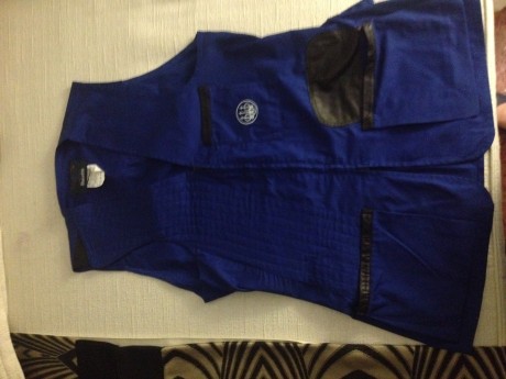 Hola todos
Tengo estos dos chalecos Beretta que no he usado practicamente y que me costaron un riñon.
Ambos 00