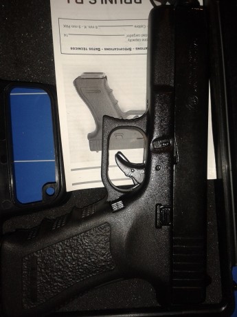 En perfecto estado de funcionamiento y prácticamente impecables, vendo tres armas de fogueo:

Rifle bruni 21