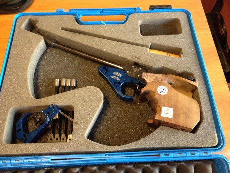 Pistola libre de Enero de 2012. Comprada de primera mano.
Extras: 
Tiene casset de disparo manual y la 00
