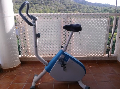 SE vende bici estática Domyos VM200 Comprada en Marzo 2012,  aproximamente unas 300 horas de uso. Dispongo 00