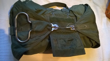 Vendo bolsa de paracaidas de emergencia de la Fuerzas Armadas Españolas.. Ideal para reenactment o hacer 00