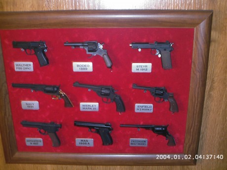 Se venden 65 miniaturas de pistolas en sus cuadros  acompañados de los libros explicativos son d ecolección 30