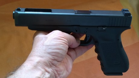 Vendo pistola GLOCK 34 en 9mm pb. Similar a la 17 pero con la parte superior de la corredera aligerada. 00