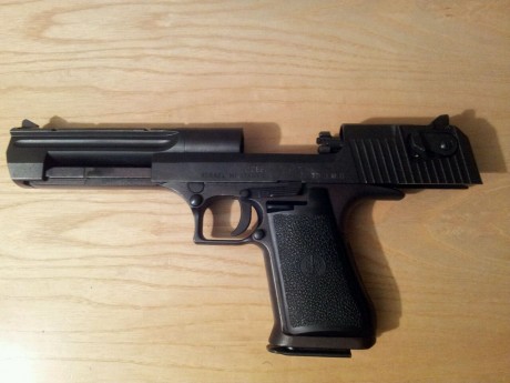 Me desprendo de mi Desert Eagle 44 Mg para darme otro caprichito. La vendo con dos cargadores, otro muelle 01