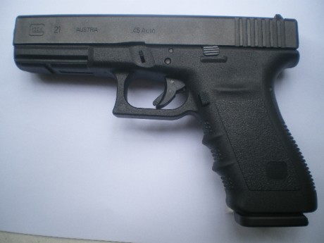 Vendo pistola Glock 21 SF calibre 45 como nueva con 30 disparos solo probada el arma esta en Madrid, 350e 02