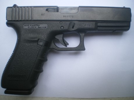 Vendo pistola Glock 21 SF calibre 45 como nueva con 30 disparos solo probada el arma esta en Madrid, 350e 01