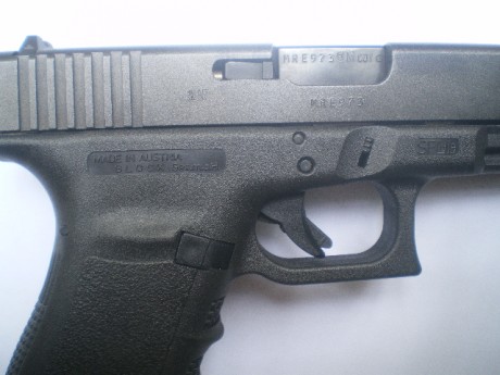 Vendo pistola Glock 21 SF calibre 45 como nueva con 30 disparos solo probada el arma esta en Madrid, 350e 00