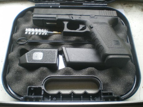 Vendo pistola Glock 21 SF calibre 45 como nueva con 30 disparos solo probada el arma esta en Madrid, 350e 12