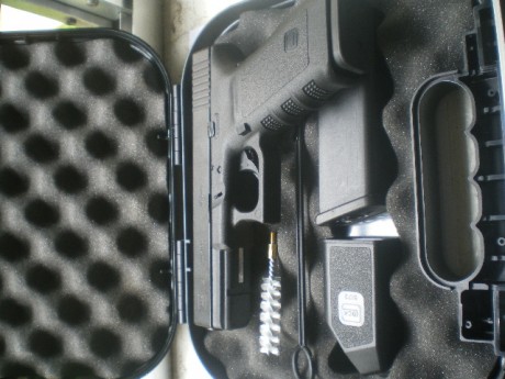 Vendo pistola Glock 21 SF calibre 45 como nueva con 30 disparos solo probada el arma esta en Madrid, 350e 11