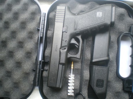 Vendo pistola Glock 21 SF calibre 45 como nueva con 30 disparos solo probada el arma esta en Madrid, 350e 20