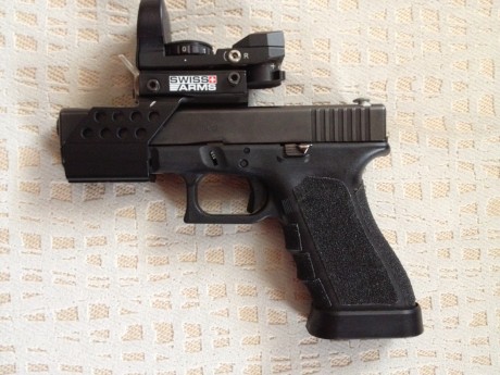 Glock 17c, con fresado en corredera y taladros que mejoran rendimiento.
Retenidas de cargador y corredera 01