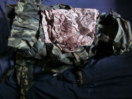  CIMG3225.JPG HOLA,
tengo 3 uniformes pixelados talla 3N o TALLA L, 2 aridos y 2 boscosos del ejercito 00