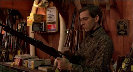 Compañeros,

En vista de las ganas de algunos (Elcafe, Wilcow, Vrakk, etc) por adivinar armas de películas 70