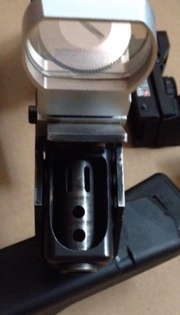 Glock 17c, con fresado en corredera y taladros que mejoran rendimiento.
Retenidas de cargador y corredera 50