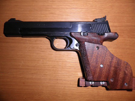 Tengo un problema con una pistola S&W Mod 41 cal 22: se encasquilla con bastante frecuencia durante 40