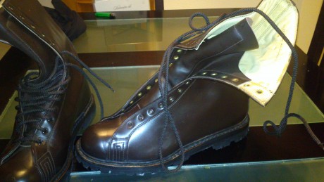 VENDO BOTAS DE PARACAIDISTA ITALIANO,Nº46 ENTRAEL 47 SIN PROBLEMAS YO TENGO UN 48 Y VAN
JUSTAS,SON DE 01
