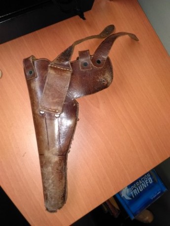 Vendo funda de cuero antigua , posiblemente por  su longitud y forma redonda será de una campogiro o una 01