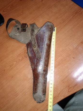 Vendo funda de cuero antigua , posiblemente por  su longitud y forma redonda será de una campogiro o una 00